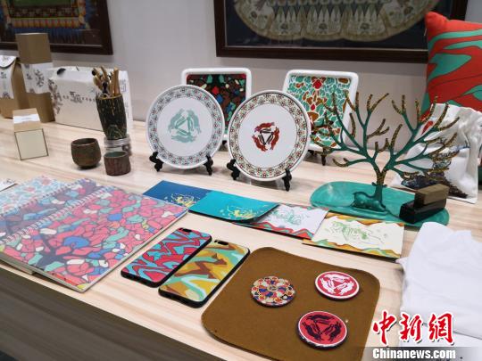 圖為以敦煌文化為主題的設(shè)計(jì)文創(chuàng)產(chǎn)品。(資料圖) 丁思 攝