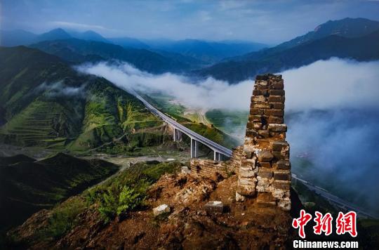 楊建民介紹，這幅作品的取景地點是白草口長城，也叫猴兒嶺長城。為了拍攝這張照片，他已經數不清自己究竟去了多少次，有時候時間趕不上，有時候去了找不到感覺，只能無功而返?！黔?攝