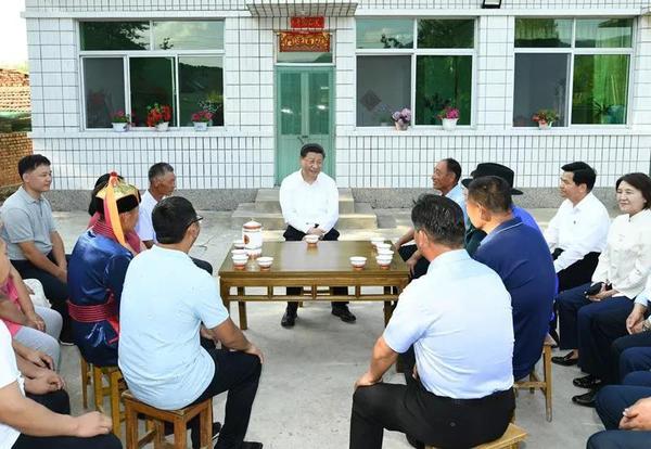 2019年7月15日下午，習(xí)近平在內(nèi)蒙古赤峰市喀喇沁旗河南街道馬鞍山村村民張國(guó)利家，同基層干部群眾代表座談交流。