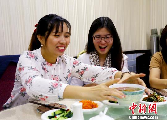 馬來西亞的華青品嘗蘭州牛肉面?！「哒?攝