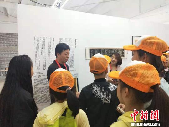 魏躍華希望，以后每隔30年由魏氏家族族長或有能力的家族成員續修家譜，及時將家譜延續下去，傳承家譜文化，形成族規。　楊佩佩 攝