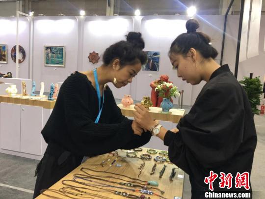 圖為日本展館受游客關注?！埇| 攝
