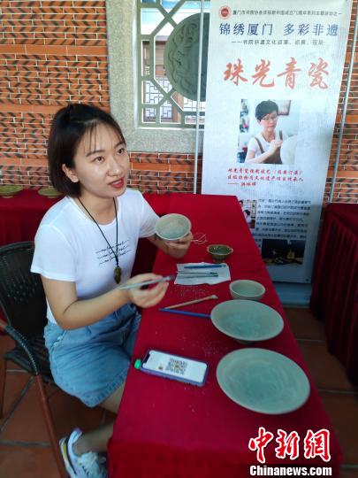 非遺項目傳承者陳嫣以“單刀刻”方式，現場加工號稱閩南瑰寶“珠光青瓷”濕坯。　楊伏山 攝