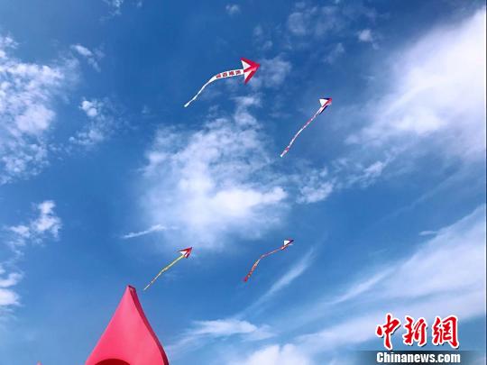 各式風箏亮相第22屆旅游風箏會。　王子濤 攝