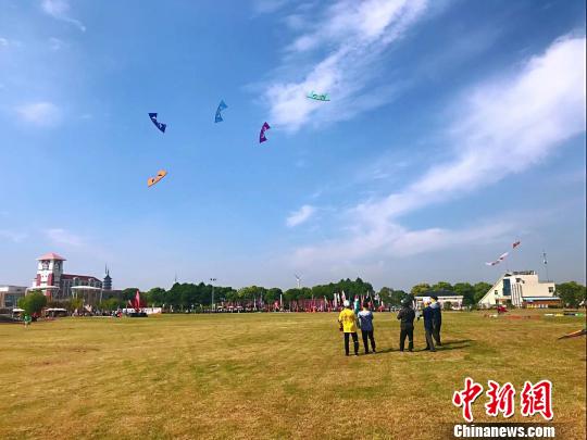 第22屆旅游風箏會吸引國內外愛好者參與。　王子濤 攝