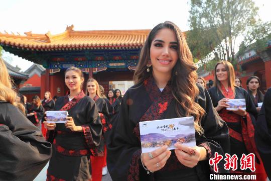 世界旅游小姐到訪青島即墨古城領略中國傳統(tǒng)文化（圖）