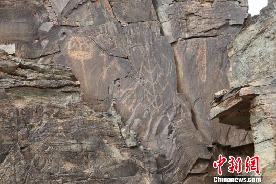 圖為考古人員發現的巖畫。　李亞男 攝