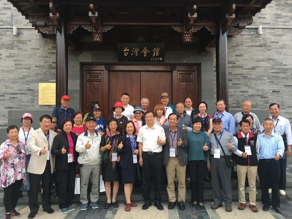 參訪團(tuán)員們?cè)谂_(tái)灣會(huì)館留影2