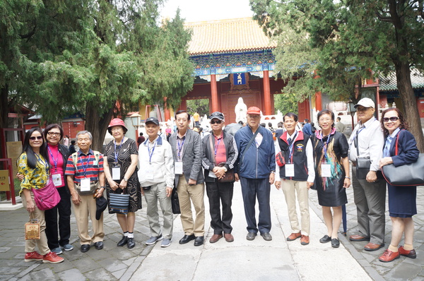 參訪團(tuán)在國(guó)子監(jiān)博物館3