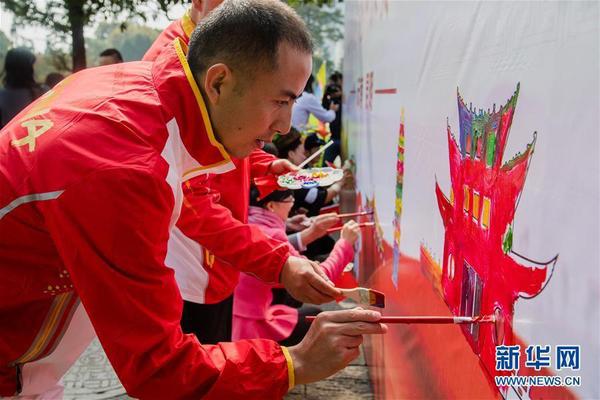 9月26日，在云南師范大學(xué)校園內(nèi)的西南聯(lián)合大學(xué)舊址，參加活動(dòng)的青聯(lián)委員及青年代表在繪制展板。 新華社記者 胡超 攝