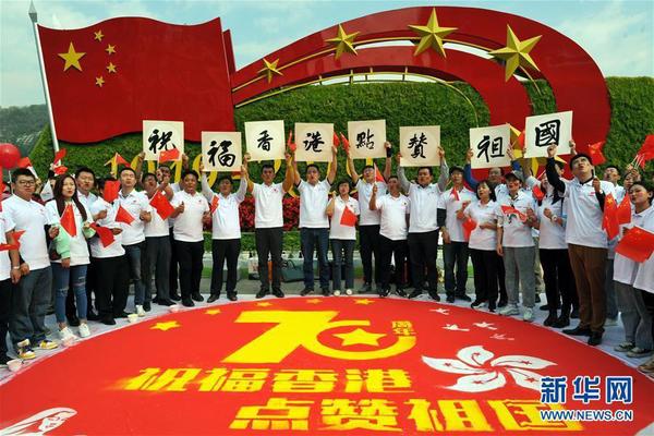 9月26日，在甘肅蘭州中山橋前，青聯(lián)委員參加“祝福香港·點(diǎn)贊祖國(guó)”活動(dòng)。新華社記者 范培珅 攝