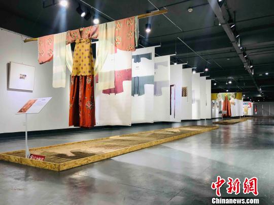 展覽現場展出的展品。　徐小雯 攝