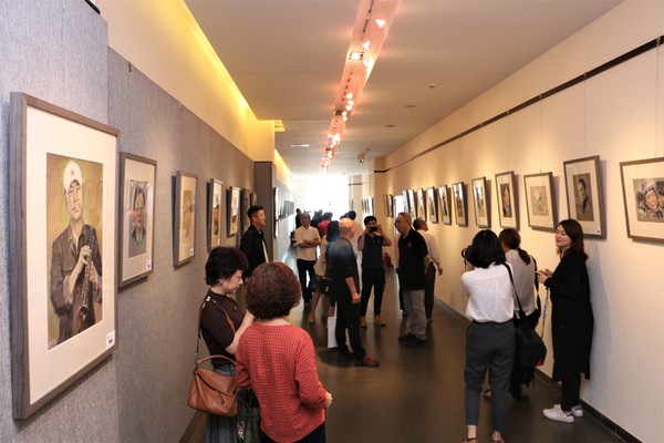 9月22日，為慶祝中華人民共和國成立70周年，“時代的面孔——曹小山色粉人物肖像作品展”在北京銀谷藝術(shù)館舉行