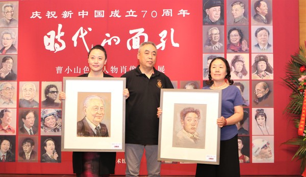 曹小山將《徐悲鴻肖像》《趙樸初肖像》捐贈給《百年巨匠》攝制組，《百年巨匠》策劃兼制片人、銀谷藝術(shù)館常務(wù)副館長李萍萍（左）和副館長車梅（右）接受捐贈作品