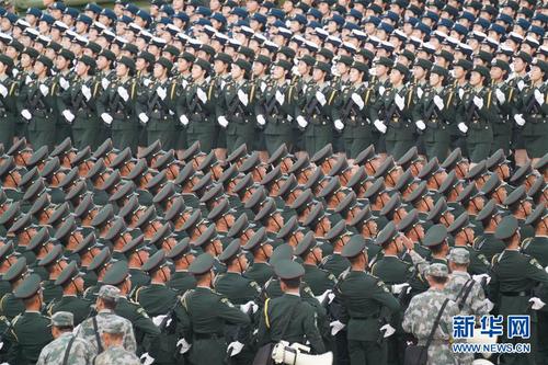 1 受閱官兵在閱兵訓(xùn)練場進(jìn)行訓(xùn)練（9月11日攝）。 慶祝新中國成立70周年閱兵舉行在即，記者日前在閱兵訓(xùn)練場采訪了解到，閱兵訓(xùn)練有條不紊推進(jìn)，各項準(zhǔn)備工作進(jìn)展順利。 新華社記者 李剛 攝