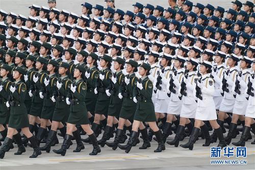 2 受閱官兵在閱兵訓(xùn)練場進(jìn)行訓(xùn)練（9月11日攝）。 慶祝新中國成立70周年閱兵舉行在即，記者日前在閱兵訓(xùn)練場采訪了解到，閱兵訓(xùn)練有條不紊推進(jìn)，各項準(zhǔn)備工作進(jìn)展順利。 新華社記者 李剛 攝