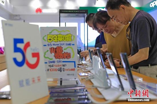 8月16日，民眾在中國電信上海營業廳內，辦理5G手機和網絡相關業務。當日，中國電信上海公司推出“購5G手機，享5G網絡”的5G體驗活動。凡8、9月購買電信5G手機的客戶，可訂購每月贈送100GB的國內5G體驗流量包。同時發布兩款電信5G手機終端，華為Mate 20X 5G版、中興天機Axon 10 Pro 5G版在15家電信營業廳和20家連鎖賣場同步開啟銷售。圖為市民在咨詢5G手機和網絡相關業務。 殷立勤 攝
