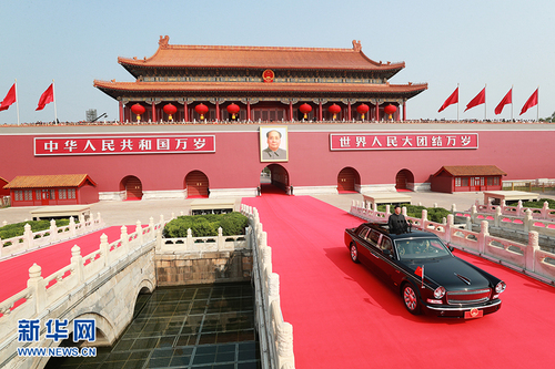 10月1日，慶祝中華人民共和國(guó)成立70周年大會(huì)在北京天安門(mén)廣場(chǎng)隆重舉行。中共中央總書(shū)記、國(guó)家主席、中央軍委主席習(xí)近平發(fā)表重要講話并檢閱受閱部隊(duì)。這是習(xí)近平乘坐檢閱車(chē)，經(jīng)過(guò)金水橋，駛上長(zhǎng)安街。 新華社記者 龐興雷 攝