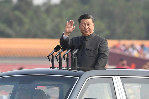　10月1日，慶祝中華人民共和國(guó)成立70周年大會(huì)在北京天安門(mén)廣場(chǎng)隆重舉行。這是中共中央總書(shū)記、國(guó)家主席、中央軍委主席習(xí)近平檢閱受閱部隊(duì)。 新華社記者 燕雁 攝