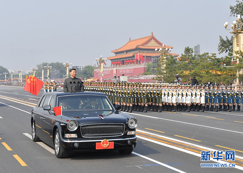 10月1日，慶祝中華人民共和國(guó)成立70周年大會(huì)在北京天安門(mén)廣場(chǎng)隆重舉行。這是中共中央總書(shū)記、國(guó)家主席、中央軍委主席習(xí)近平檢閱受閱部隊(duì)。 新華社記者 李濤 攝