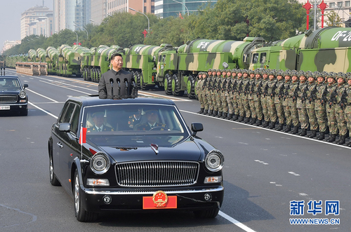 10月1日，慶祝中華人民共和國(guó)成立70周年大會(huì)在北京天安門(mén)廣場(chǎng)隆重舉行。這是中共中央總書(shū)記、國(guó)家主席、中央軍委主席習(xí)近平檢閱受閱部隊(duì)。 新華社記者 李濤 攝