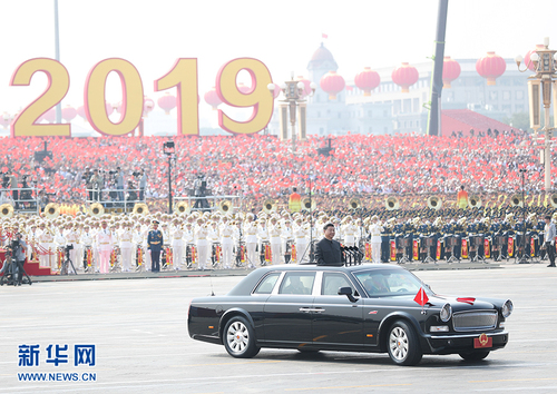 10月1日，慶祝中華人民共和國(guó)成立70周年大會(huì)在北京天安門(mén)廣場(chǎng)隆重舉行。這是中共中央總書(shū)記、國(guó)家主席、中央軍委主席習(xí)近平檢閱受閱部隊(duì)。 新華社記者 劉衛(wèi)兵 攝  jpg