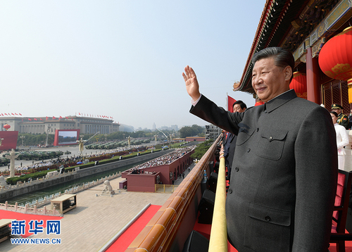 10月1日，慶祝中華人民共和國(guó)成立70周年大會(huì)在北京天安門(mén)廣場(chǎng)隆重舉行。中共中央總書(shū)記、國(guó)家主席、中央軍委主席習(xí)近平發(fā)表重要講話并檢閱受閱部隊(duì)。這是習(xí)近平在天安門(mén)城樓上。 新華社記者 李學(xué)仁 攝