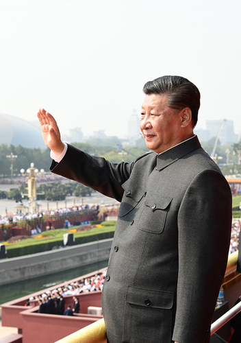 10月1日，慶祝中華人民共和國(guó)成立70周年大會(huì)在北京天安門(mén)廣場(chǎng)隆重舉行。中共中央總書(shū)記、國(guó)家主席、中央軍委主席習(xí)近平發(fā)表重要講話并檢閱受閱部隊(duì)。這是習(xí)近平在天安門(mén)城樓上。 新華社記者 謝環(huán)馳 攝