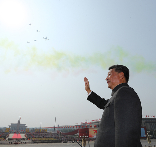 10月1日，慶祝中華人民共和國(guó)成立70周年大會(huì)在北京天安門(mén)廣場(chǎng)隆重舉行。中共中央總書(shū)記、國(guó)家主席、中央軍委主席習(xí)近平發(fā)表重要講話并檢閱受閱部隊(duì)。這是習(xí)近平在天安門(mén)城樓上。 新華社記者 鞠鵬 攝jpg