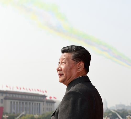 10月1日，慶祝中華人民共和國(guó)成立70周年大會(huì)在北京天安門(mén)廣場(chǎng)隆重舉行。中共中央總書(shū)記、國(guó)家主席、中央軍委主席習(xí)近平發(fā)表重要講話并檢閱受閱部隊(duì)。這是習(xí)近平在天安門(mén)城樓上。 新華社記者 謝環(huán)馳   攝