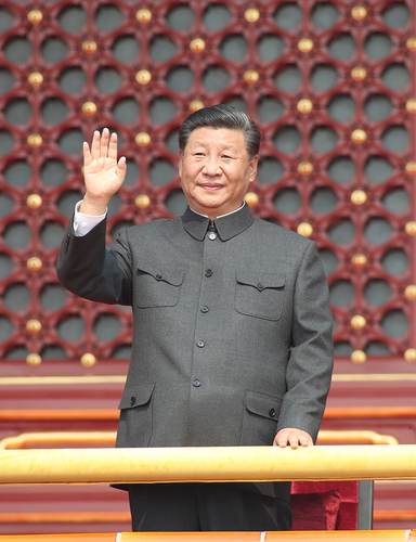 10月1日，慶祝中華人民共和國(guó)成立70周年大會(huì)在北京天安門(mén)廣場(chǎng)隆重舉行。中共中央總書(shū)記、國(guó)家主席、中央軍委主席習(xí)近平發(fā)表重要講話并檢閱受閱部隊(duì)。這是習(xí)近平在天安門(mén)城樓上。 新華社記者 黃敬文 攝