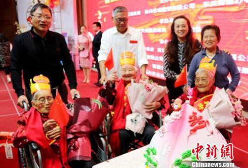 圖為當地民眾向百歲老人賀壽。　施華健 攝