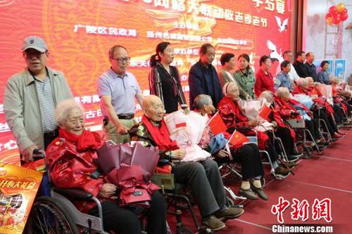 圖為10月6日，江蘇揚州迎重陽擺“千歲宴”，60名耄耋老人為座上賓。　施華健 攝