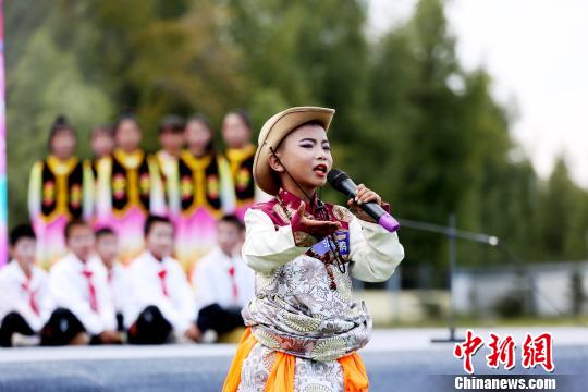 圖為“花兒”演唱?！執砀?攝