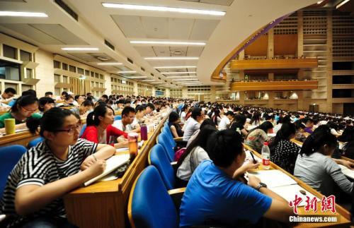 考生們參加考研培訓(xùn)班，備戰(zhàn)考研。中新社記者 張勇 攝