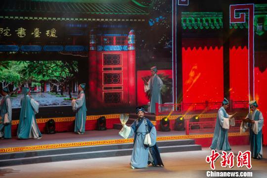 圖為瓊劇演出。　洪堅鵬 攝