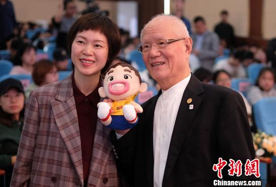 千葉徹彌(右)的到來吸引了很多喜歡他作品的年輕人前來。　泱波 攝