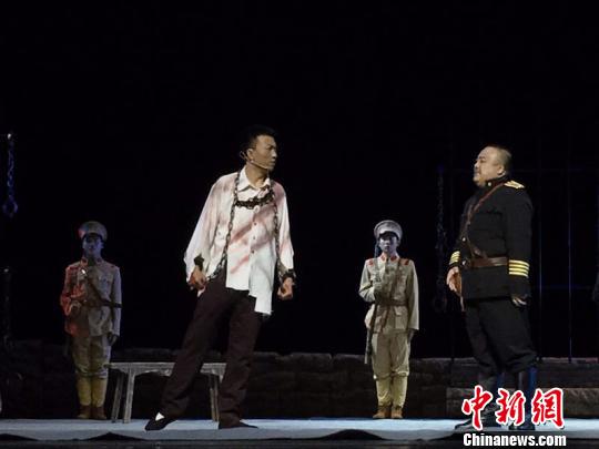 圖為首部二人臺革命歷史劇《多松年》演出現場。呼和浩特民族演藝集團供圖 張瑋 攝