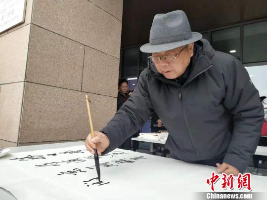 圖為中國(guó)美術(shù)家協(xié)會(huì)副秘書(shū)長(zhǎng)、中國(guó)美術(shù)家協(xié)會(huì)理事李榮海進(jìn)行現(xiàn)場(chǎng)書(shū)法創(chuàng)作。　魯?shù)り?yáng) 攝