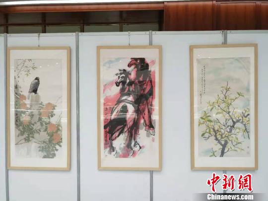 圖為中國(guó)書(shū)畫(huà)名家精品展展出的作品。　魯?shù)り?yáng) 攝