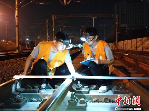 鐵路工人連夜排查線路安全隱患?！¤F路供圖　攝