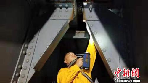玉林工務段工人連夜巡視鐵路線路、檢查橋梁，排除安全隱患?！¤F路供圖 攝