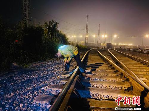 鐵路工人排查線路安全隱患?！¤F路供圖 攝