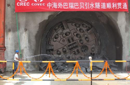 2019年4月16日，由中國企業(yè)承建的尼泊爾巴瑞巴貝引水隧道貫通儀式在尼泊爾西部的蘇爾凱德舉行。新華社記者周盛平攝