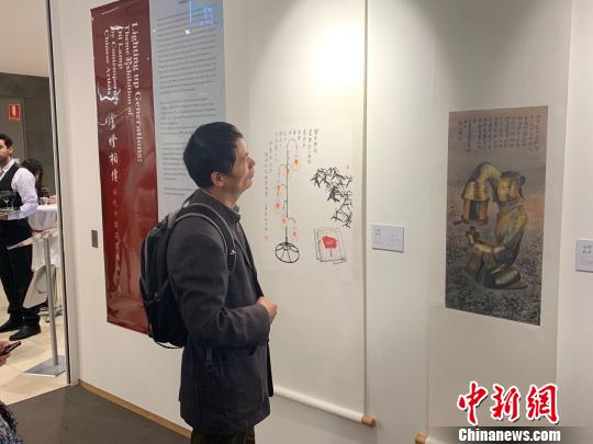 觀眾欣賞畫作。　樊南 攝