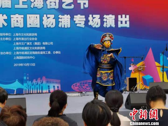 動態非遺表演“變臉”獲得掌聲陣陣。　陳靜 攝