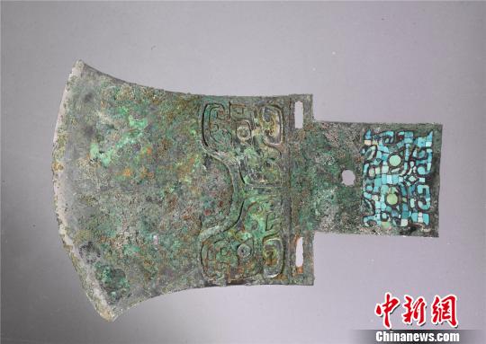 嵌綠松石青銅鉞。國家博物館供圖