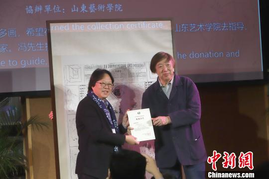 馮驥才向王力克頒發捐贈證書。　張道正 攝