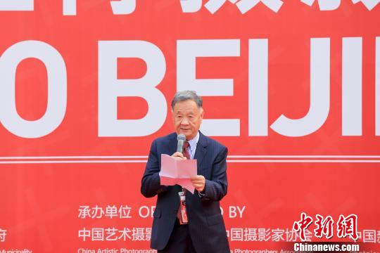 19日，北京國際攝影周2019組委會執(zhí)行主席、中國藝術攝影學會主席楊元惺在北京國際攝影周2019開幕式上致辭 主辦方供圖