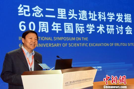 許宏研究員主持紀念二里頭遺址科學發(fā)掘60周年國際學術(shù)研討會?！O自法 攝